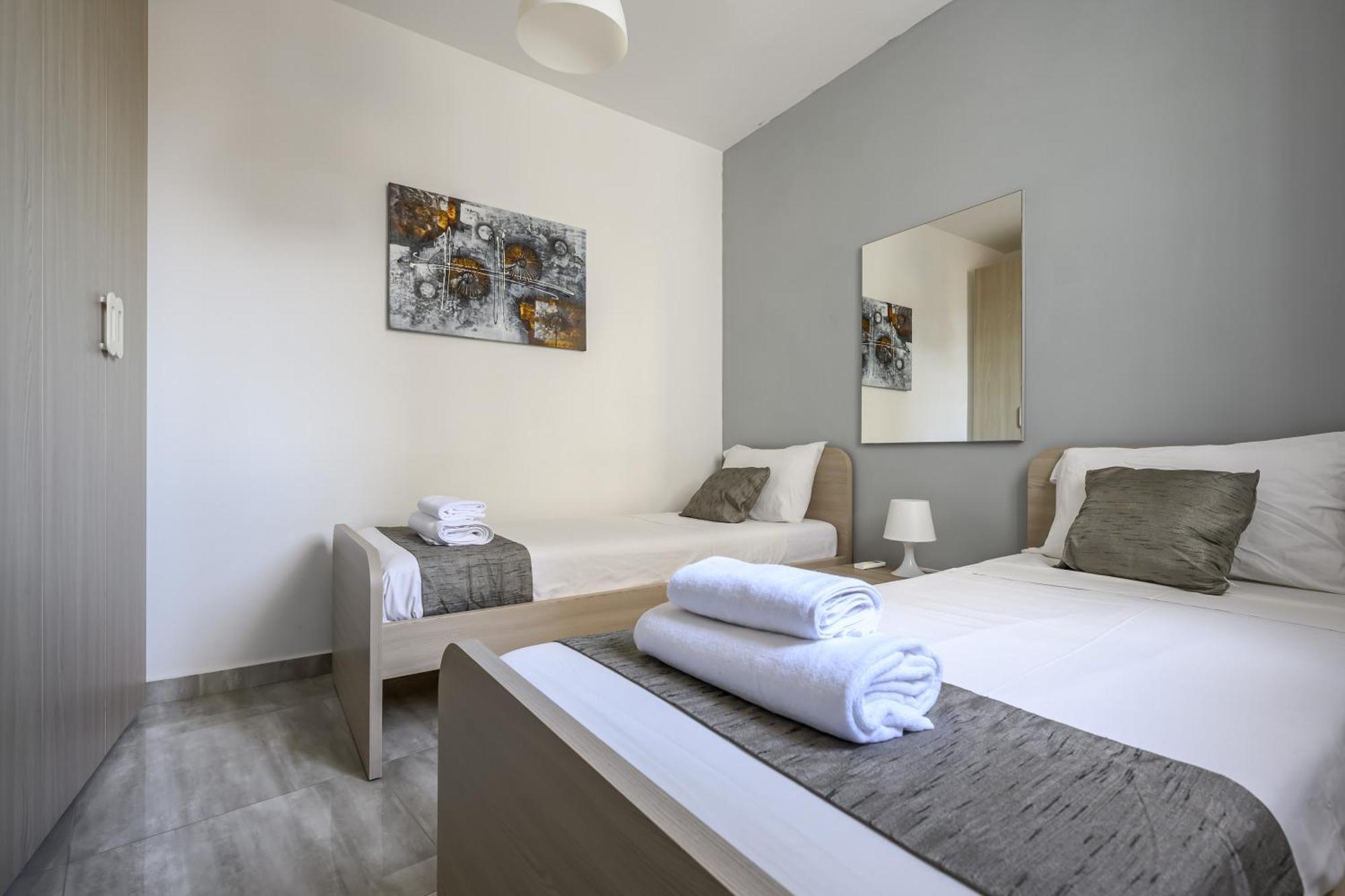 F11 Room 2, Private Room Two Single Beds Shared Bathroom In Shared Flat มซิดา ภายนอก รูปภาพ
