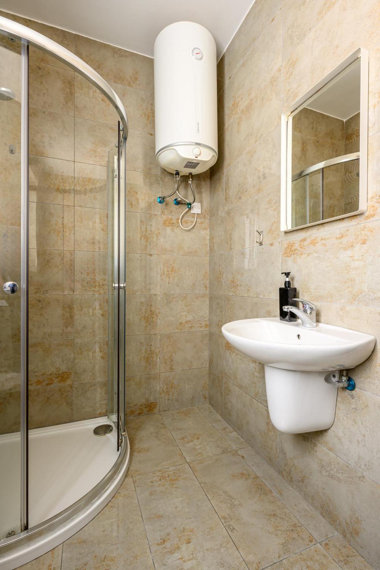 F11 Room 2, Private Room Two Single Beds Shared Bathroom In Shared Flat มซิดา ภายนอก รูปภาพ