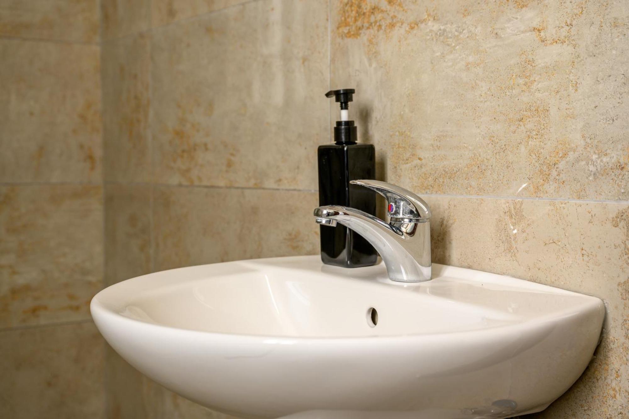 F11 Room 2, Private Room Two Single Beds Shared Bathroom In Shared Flat มซิดา ภายนอก รูปภาพ