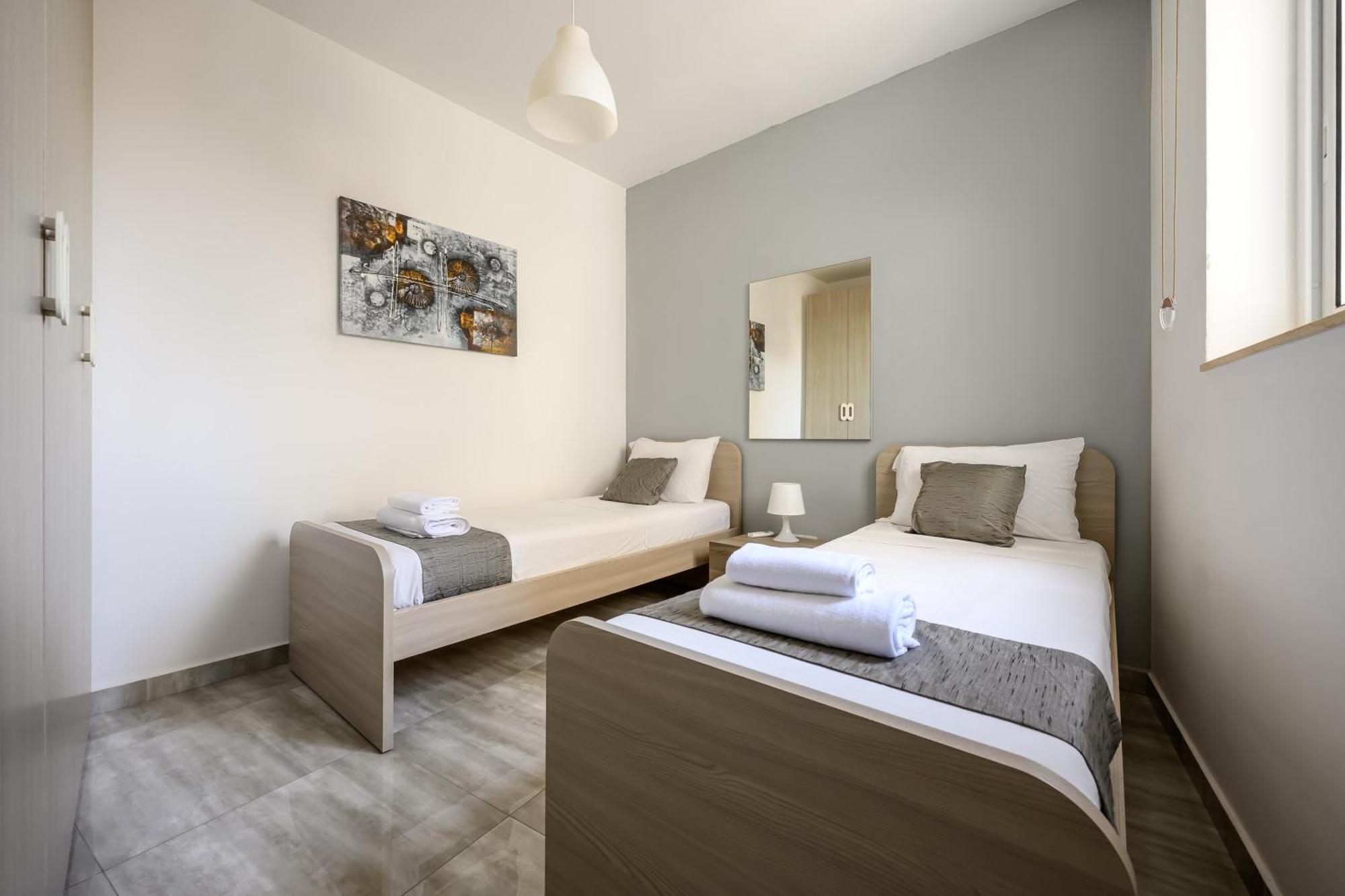 F11 Room 2, Private Room Two Single Beds Shared Bathroom In Shared Flat มซิดา ภายนอก รูปภาพ